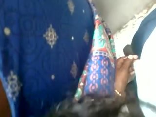 Indické teta snaží na dotýkať sa the penis