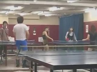 Nők ruhában, férfiak meztelen amatőrök lát egyenesen harkály -ban nyilvános medence játék